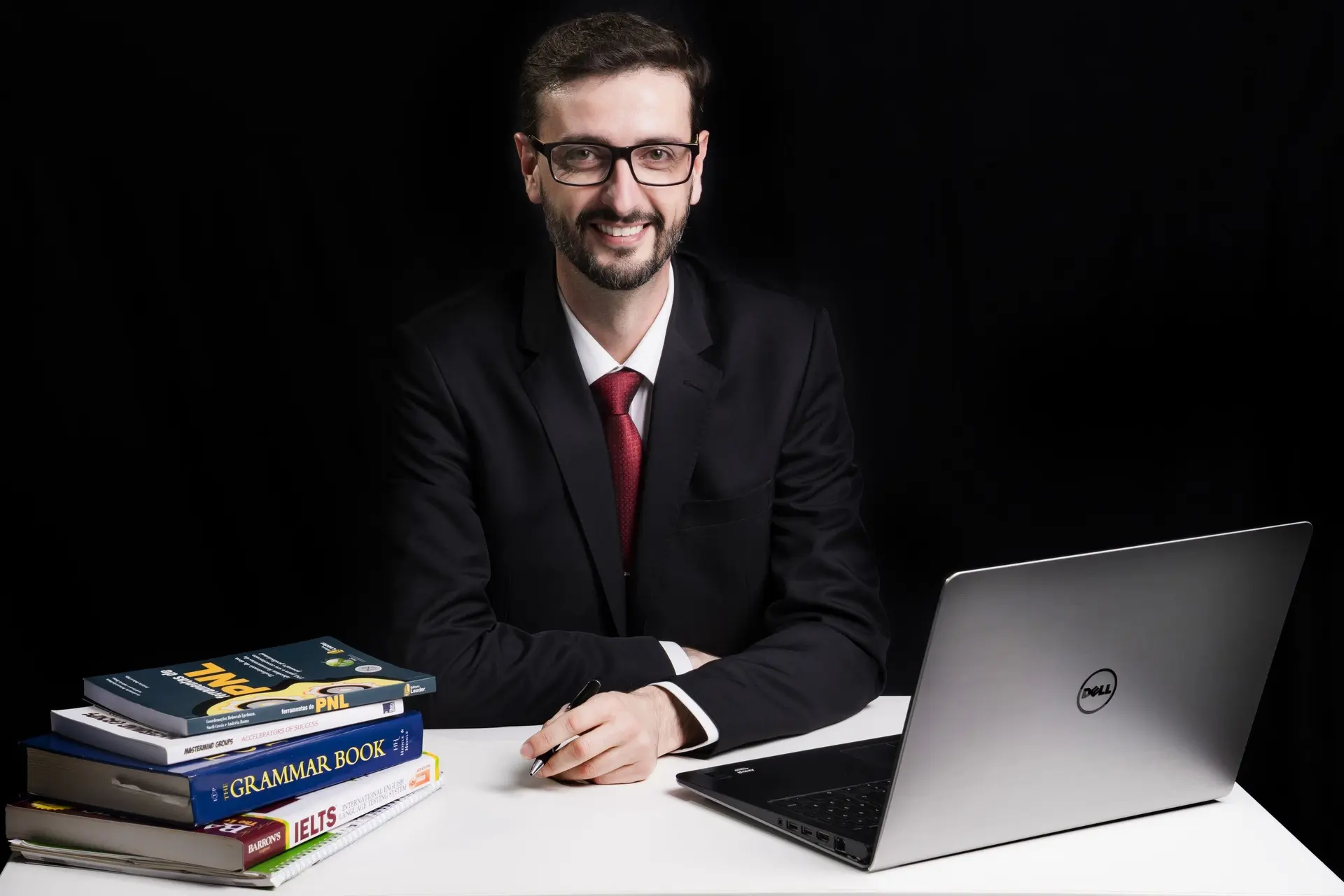 Luiz-na-mesa-com-computador-e-livros